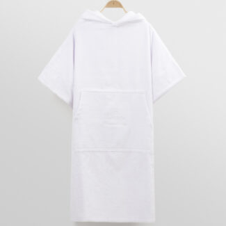 حوله پانچو سفید